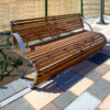 Parkbanken model Contour 24 Design parkbank staal en hout met rugleuning in openbare ruimte